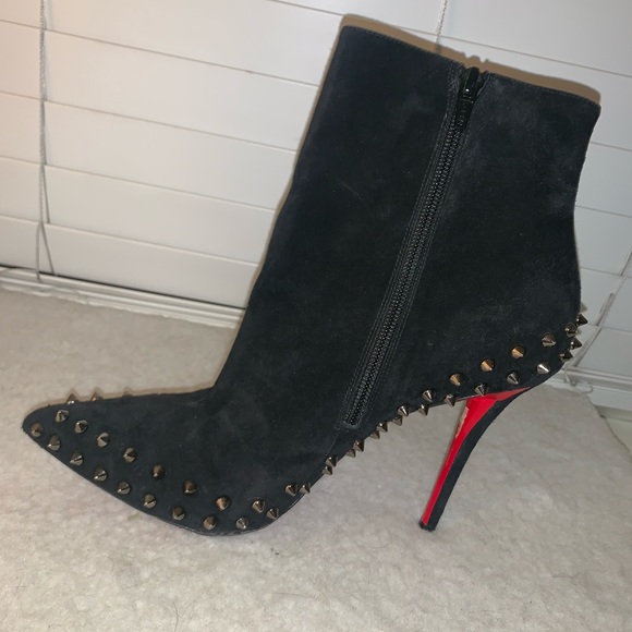 Louboutin Willetta 100 Pointy Black Suede Bootie - Picture 2 of 8